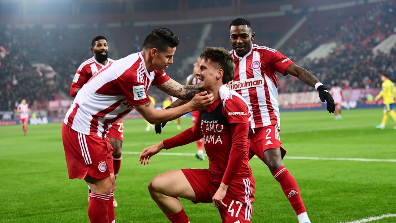 James Rodríguez abrazando a Sergi Canós tras el cuarto gol de Olympiacos