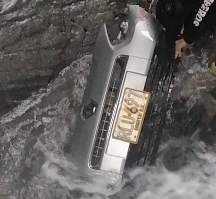 El automóvil gris marca Renault Fluence de placa RLU 697 de Bogotá cayó al río Guarinó