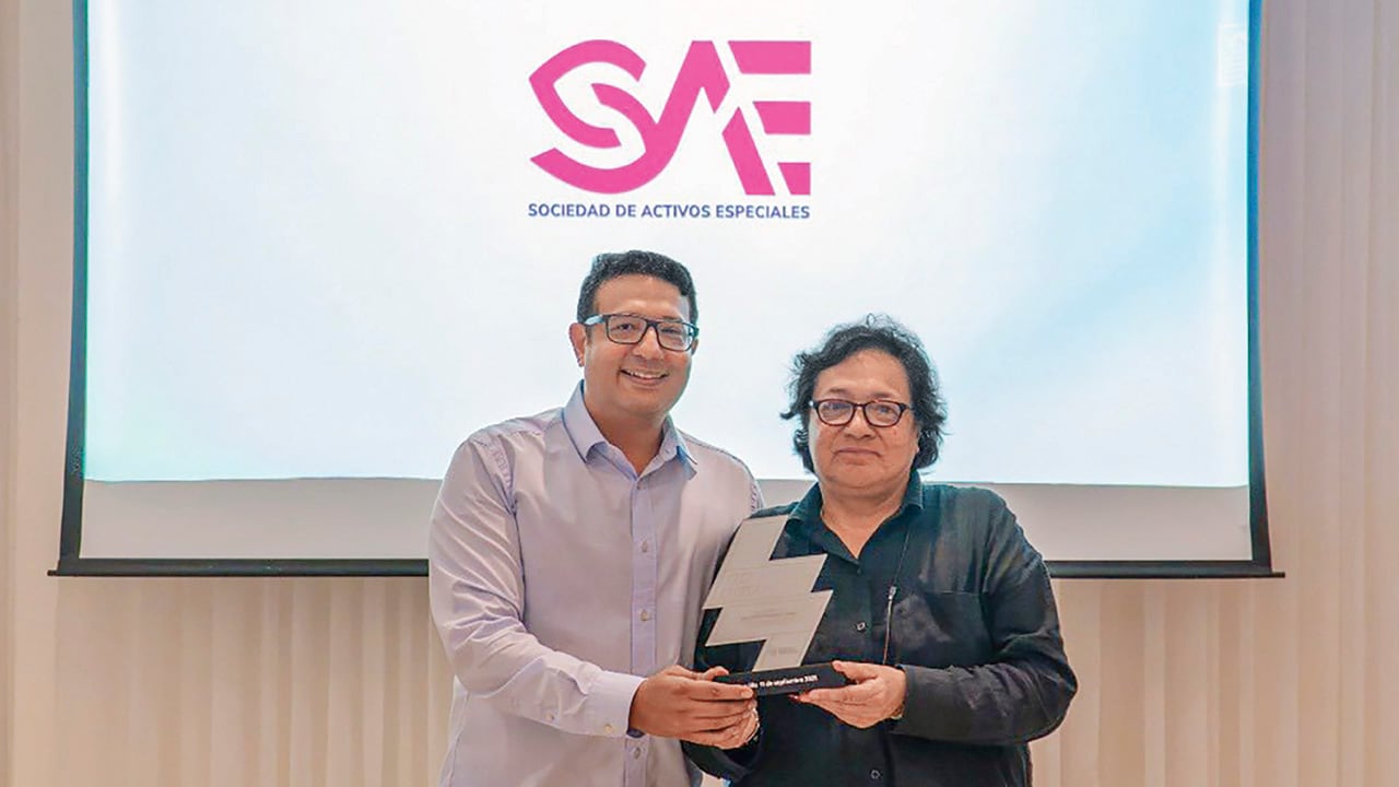 Abraham Katime, gerente de Activos por Colombia, junto a Amelia Pérez, presidenta de la SAE.