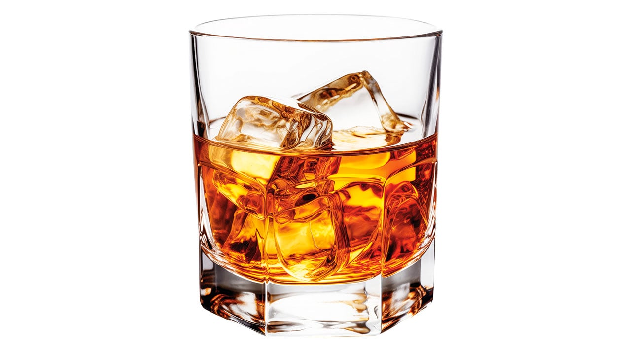 Es importante tomar medidas para evitar intoxicarse con licor adulterado. 