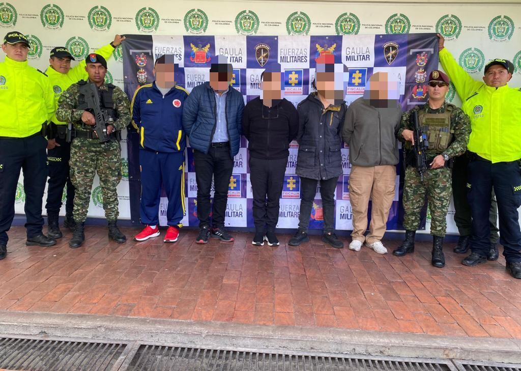 Atención: capturan a dos coroneles activos del Ejército por corrupción en trámites de libretas militares; hay otros 12 detenidos.