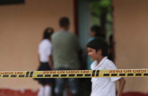 El día que SEMANA visitó Villarrica un techo del colegio se vino abajo y todos los salones están en riesgo de que les ocurra lo mismo. Foto: Pablo Andrés Monsalve