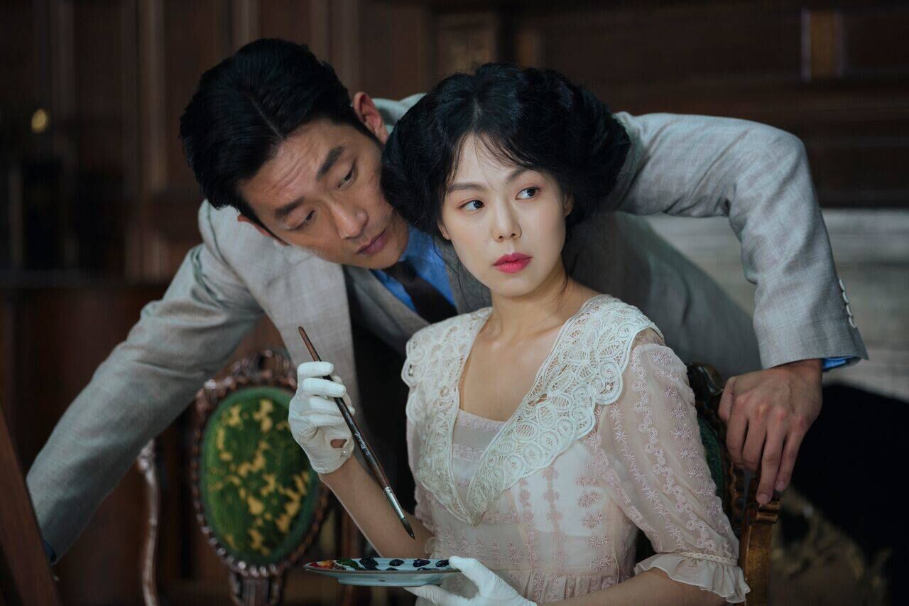 'La doncella' (2017) Durante la colonización japonesa de Corea en 1930, Soo-ke es contratada como criada de Hideko, una rica mujer japonesa que vive recluida en una mansión, sometida por un tio tirano. Soo-ke guarda un secreto y se vale de la ayuda de un atracador que se hace pasar por un conde japonés. Ambos pretenden sacar provecho de la fortuna de Hideko, pero en medio del plan surgen emocionales románticas y sexuales entre las dos mujeres, que dan un rumbo inesperado a la historia. 