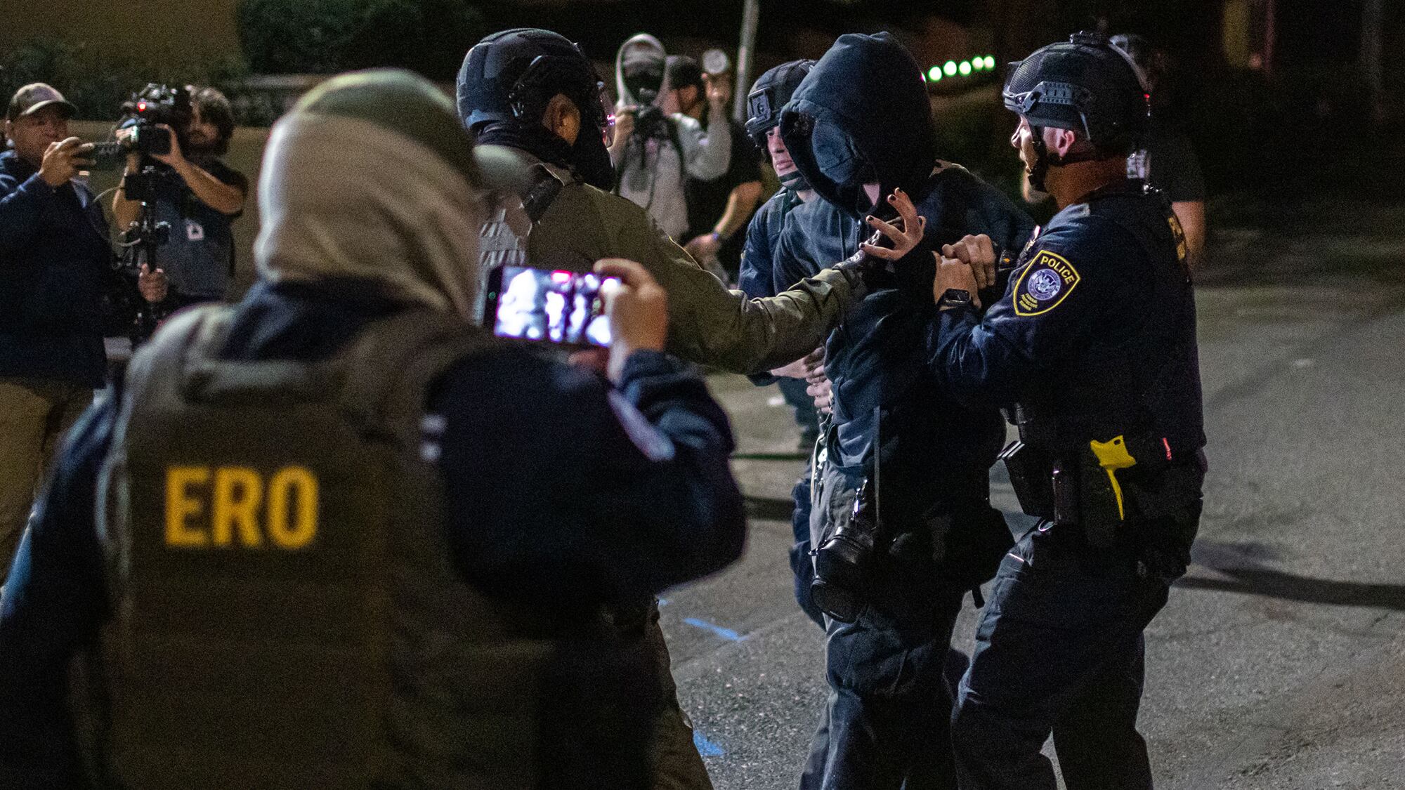 Un manifestante es arrestado por la Policía y los oficiales federales fuera del Centro de Inmigración y Control de Aduanas en Portland, EE. UU. Lunes 6 de octubre de 2025.