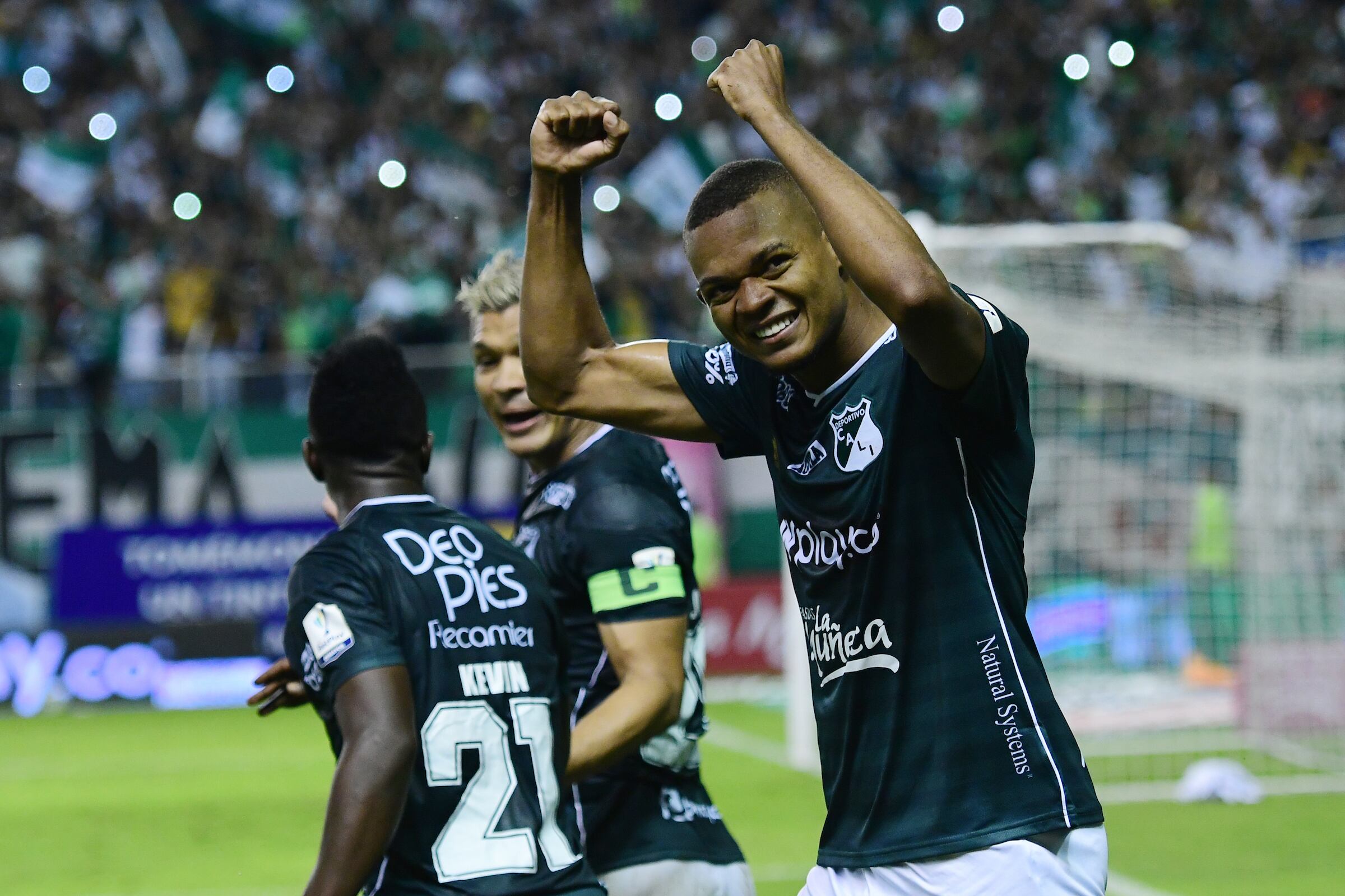 PALMIRA – COLOMBIA, 11-12-2021: Harold Preciado del Cali celebra después de anotar el primer gol de su equipo durante el partido entre Deportivo Cali y Atletico Junior por la fecha 25, cuadrangulares semifinales, de la Liga BetPlay DIMAYOR 2021 jugado en el estadio Deportivo Cali de la ciudad de Palmira. / Harold Preciado of Cali celebrates after scoring the first goal of his team during match between Deportivo Cali and Atletico Junior for the date 25, semifinal quadrangulars as part of BetPlay DIMAYOR League 2021 played at the Deportivo Cali stadium in Palmira city. Photos: VizzorImage / Nelson Ríos / Cont.
