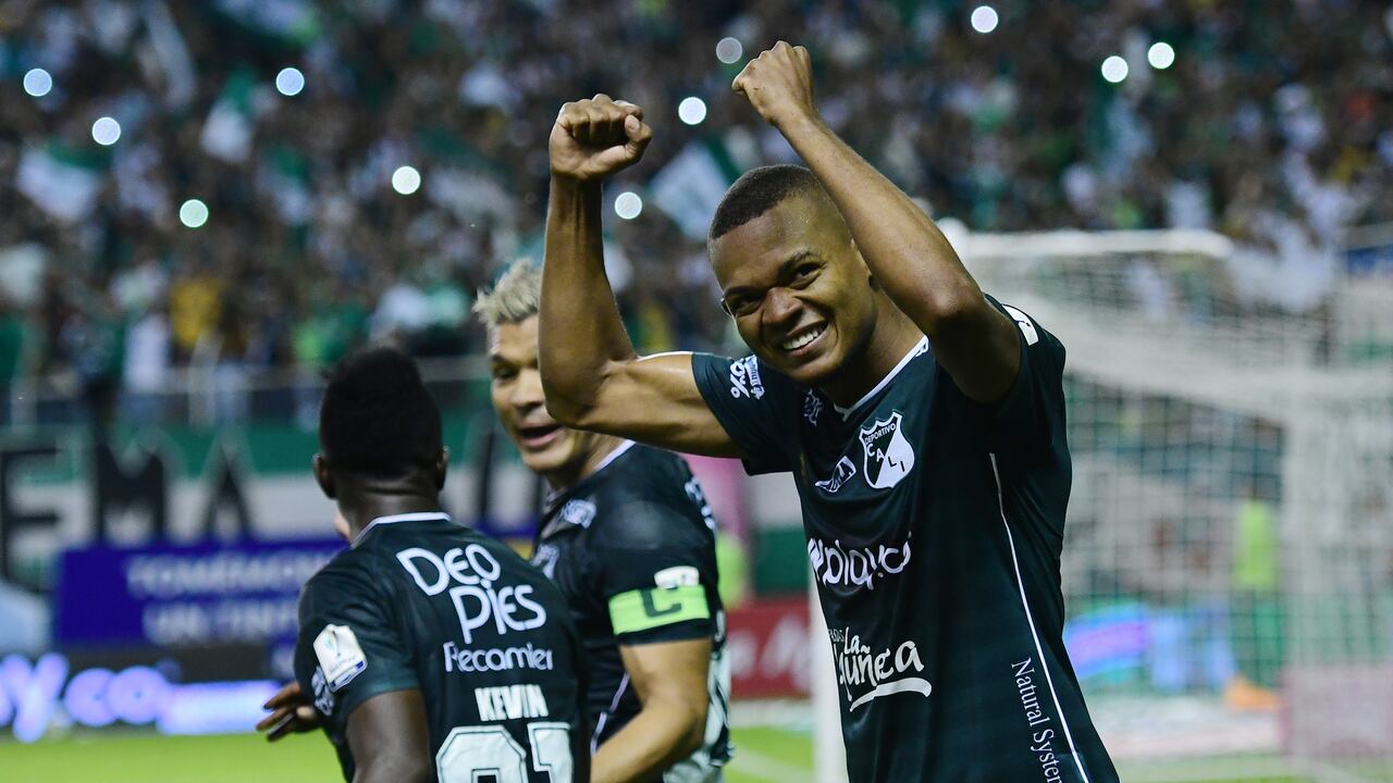 Harold Preciado del Cali celebra después de anotar el primer gol de su equipo durante el partido entre Deportivo Cali y Junior en Palmaseca