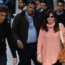 Fernández salió sin hacer declaraciones y saludando a periodistas y simpatizantes en el barrio bonaerense de Recoleta. Poco antes, había recibido la visita del presidente, Alberto Fernández, con quien se reunió durante 45 minutos.