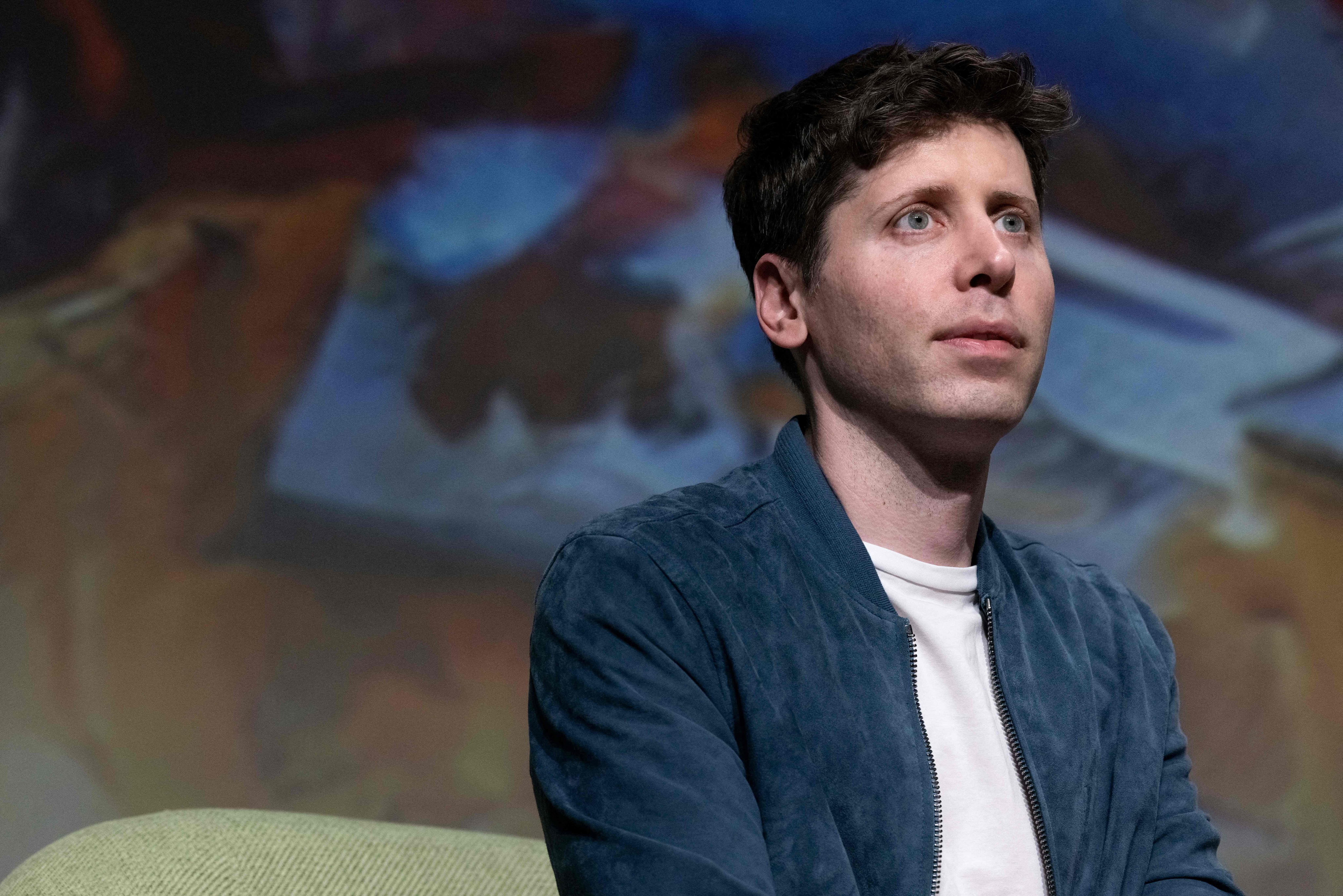 Sam Altman durante su paso por París habla sobre los retos y desafíos de ChatGPT y su disposición para regularlo. Foto: JOEL SAGET / AFP