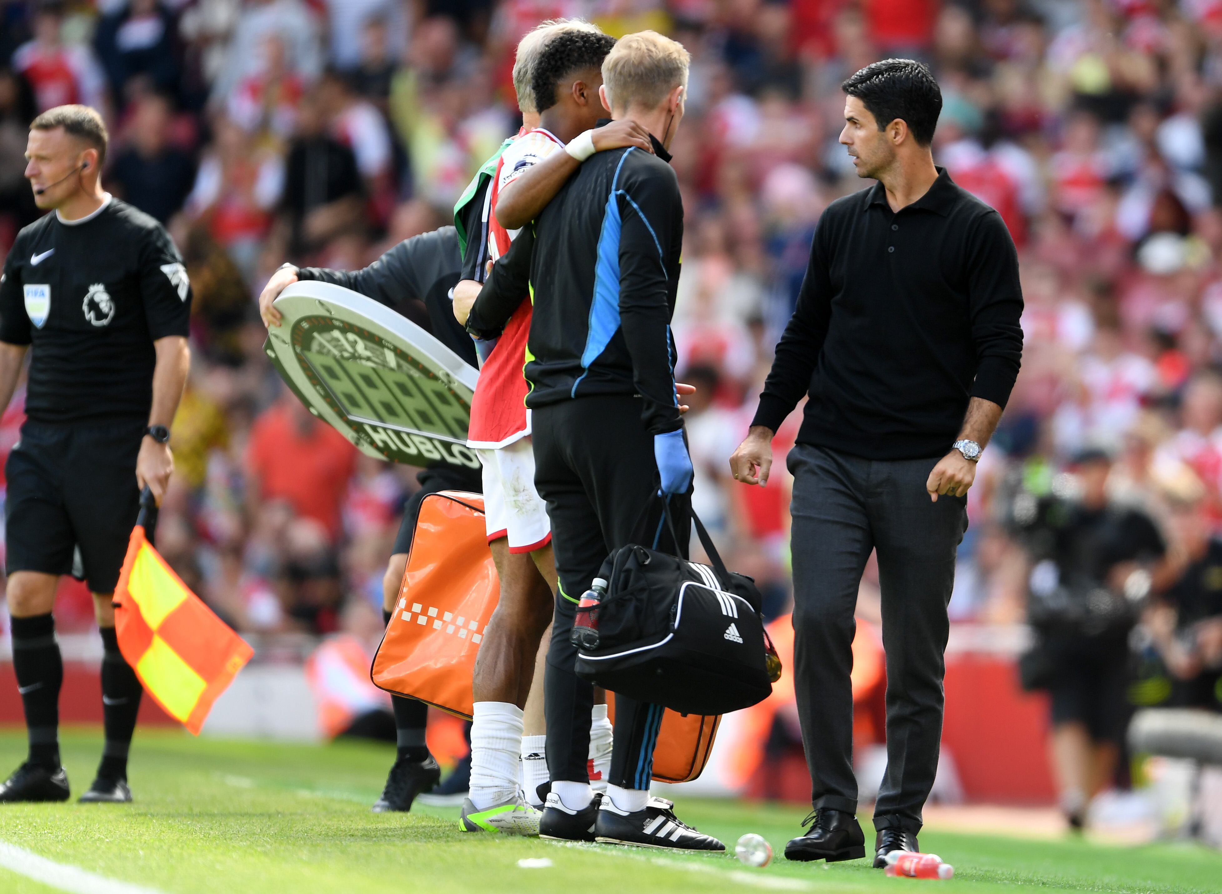 El futbolista lesionado es Jurrien Timber y se perderá gran parte de la temporada.
