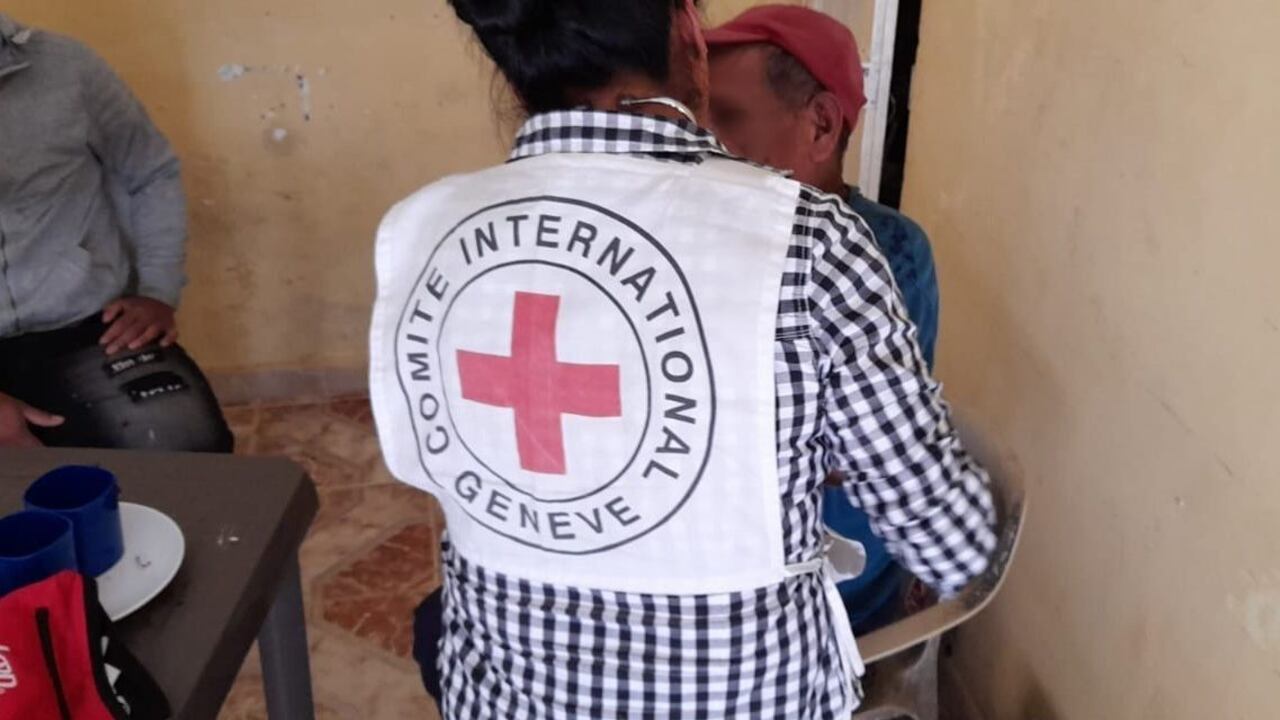 Dos hombres que estaban en poder del Frente Carlos Patiño de las disidencias de las Farc fueron entregados hoy al Comité Internacional de la Cruz Roja (CICR), en zona rural del sur de Cauca