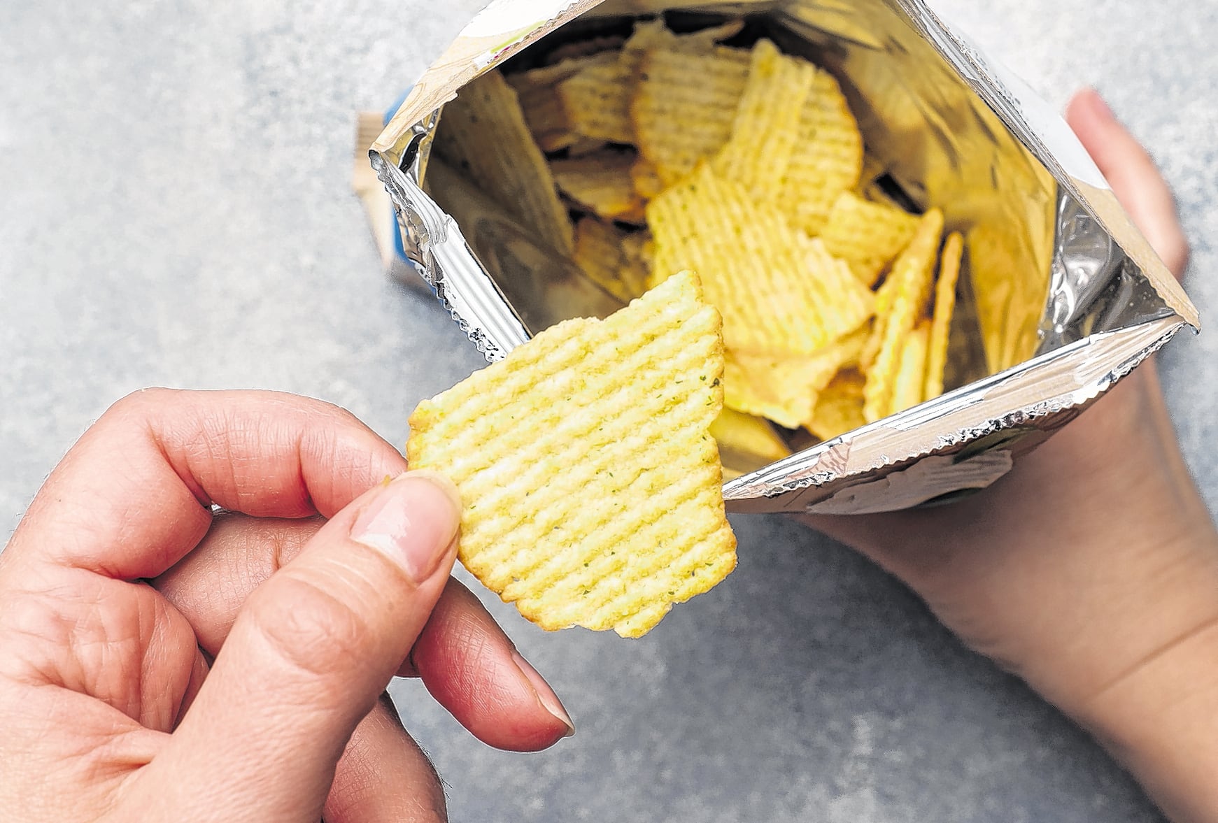 Los 'snaks' más calóricos deben ir en los sitios menos visibles de la nevera o de la despensa.