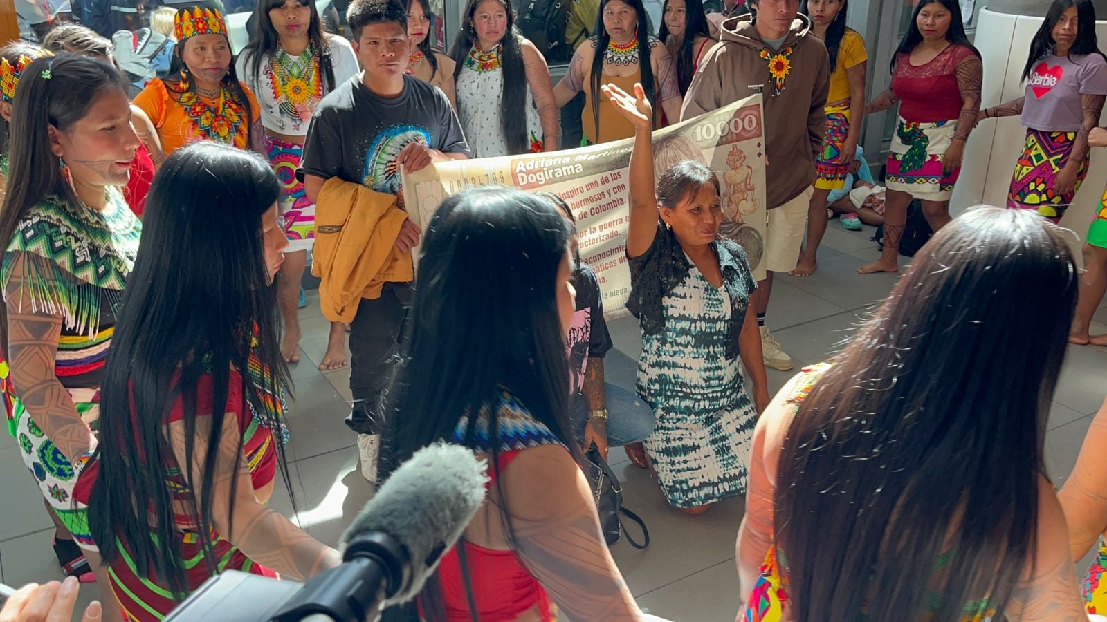 Adriana Martínez Dogirama respondiendo en Bogotá al tributo de su comunidad indígena