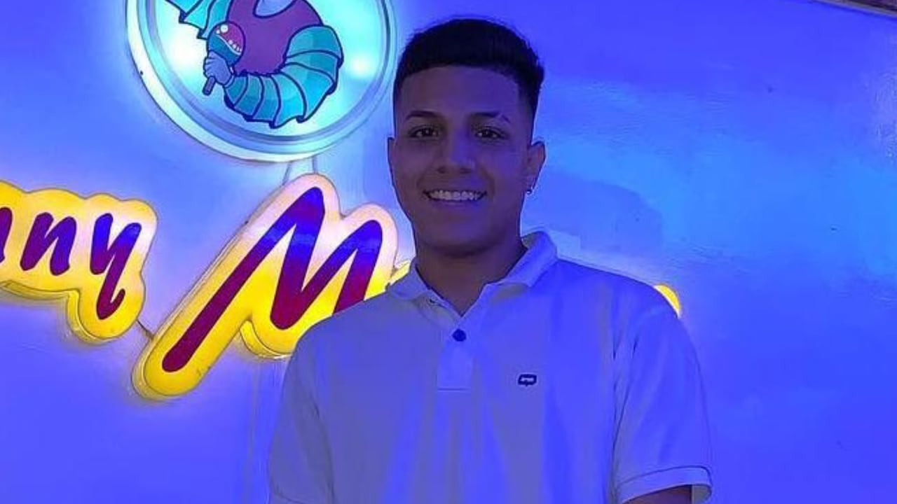 Mateo De La Cruz Mocoso, de 23 años de edad, quien recibió por lo menos siete impactos de bala que le causaron la muerte.