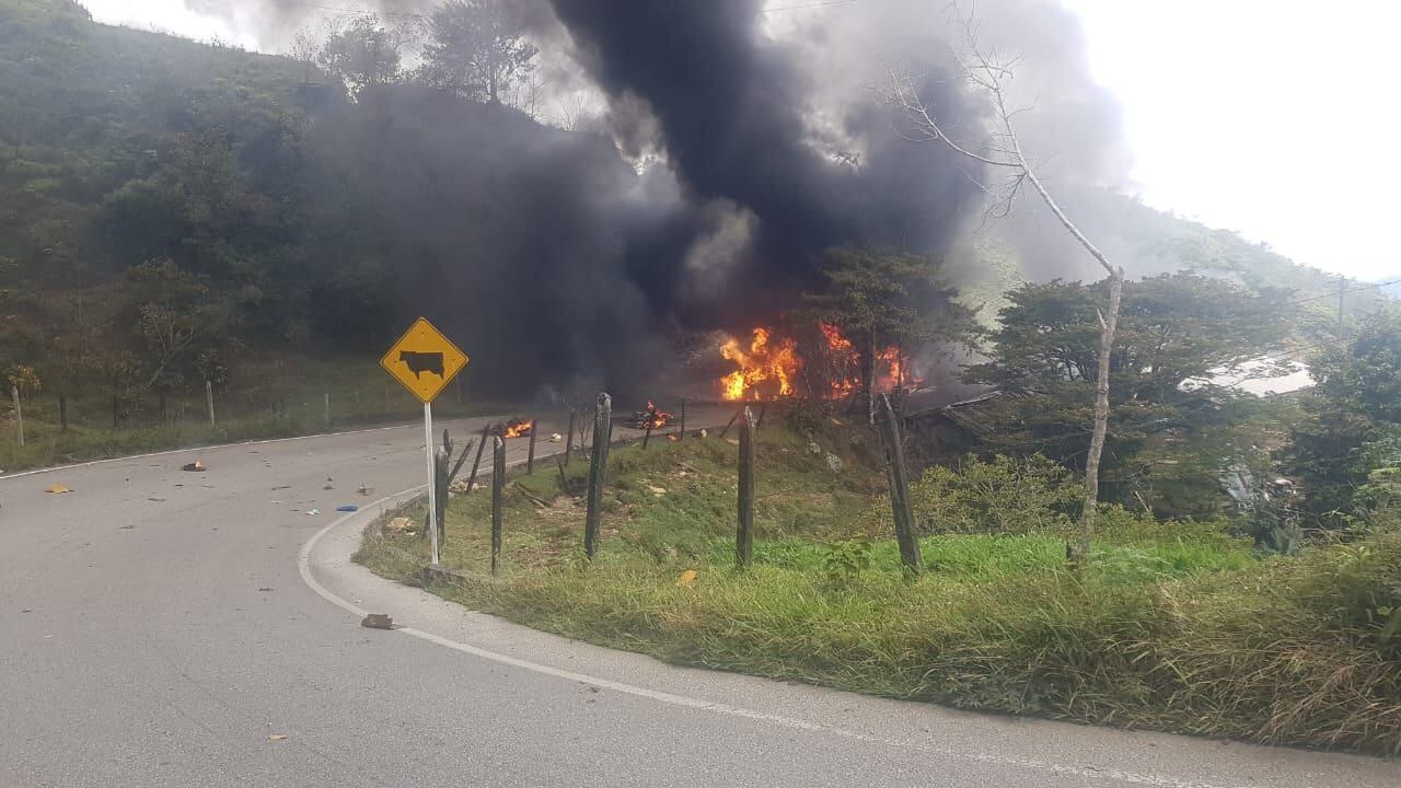 El camión explotó en medio de la vía.
