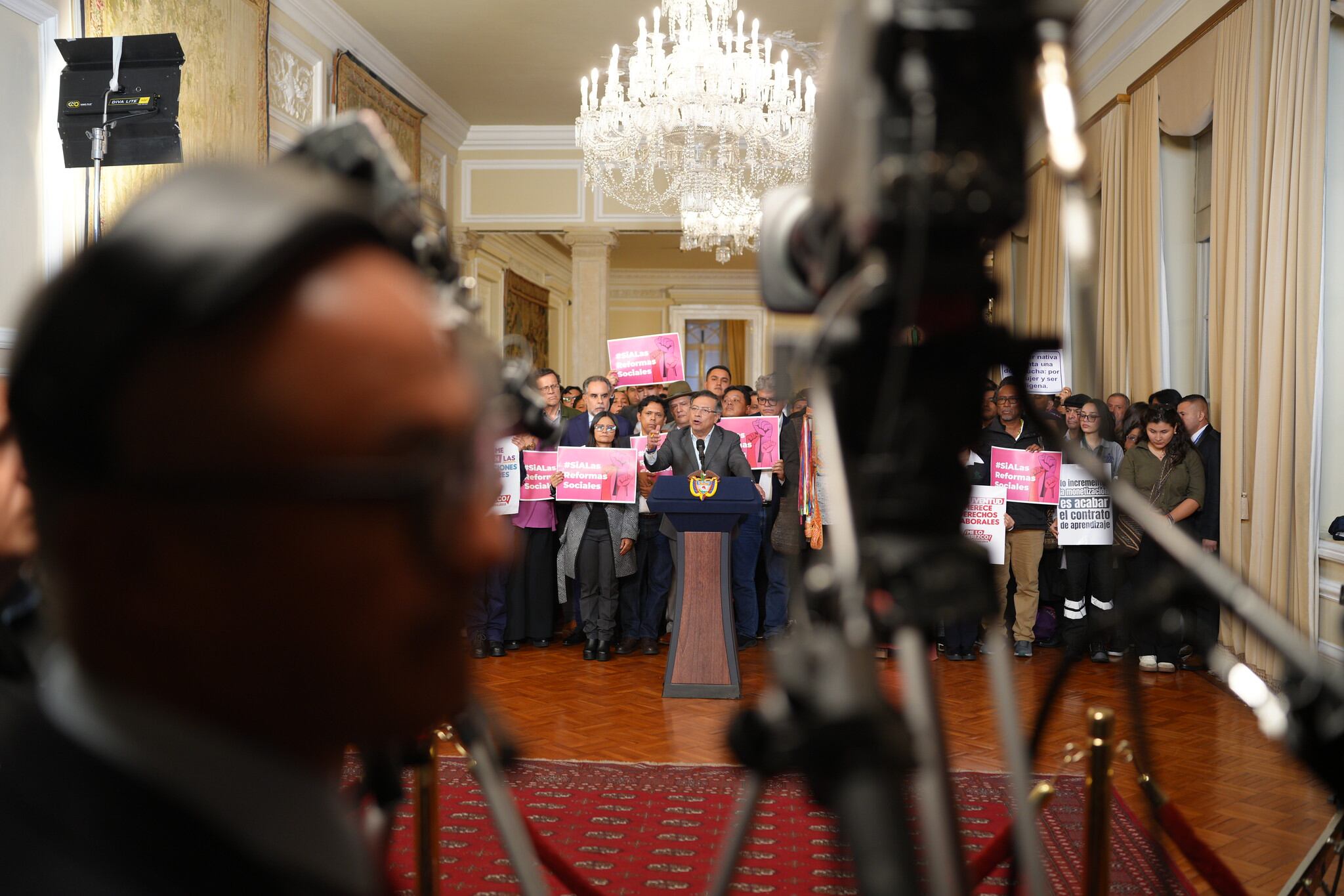 El presidente, Gustavo Petro, anunciando en la Casa de Nariño, en Bogotá, que llevará a las urnas sus proyectos de ley