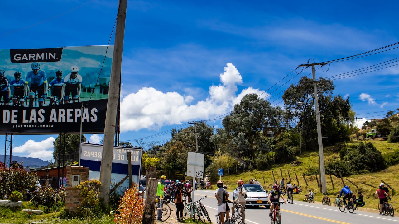 Ciclistas en el Alto de las Arepas, Cundinamarca-Colombia.