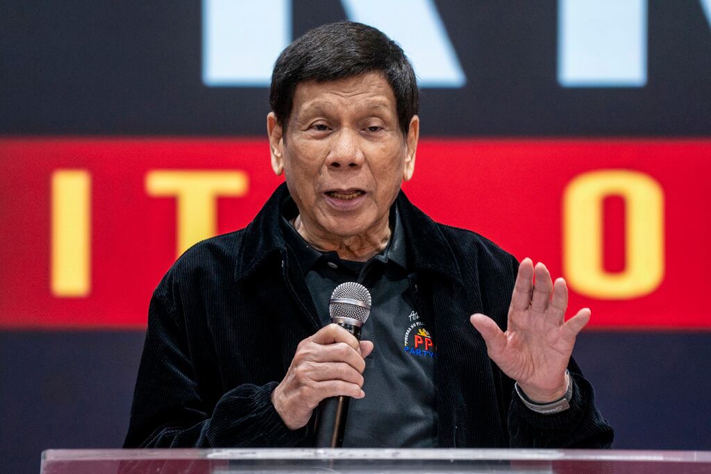 El expresidente filipino Rodrigo Duterte habla en el estadio Southorn durante un acto de agradecimiento organizado por trabajadores filipinos partidarios del exmandatario, el domingo 9 de marzo de 2025, en Hong Kong. (AP Foto/Vernon Yuen)