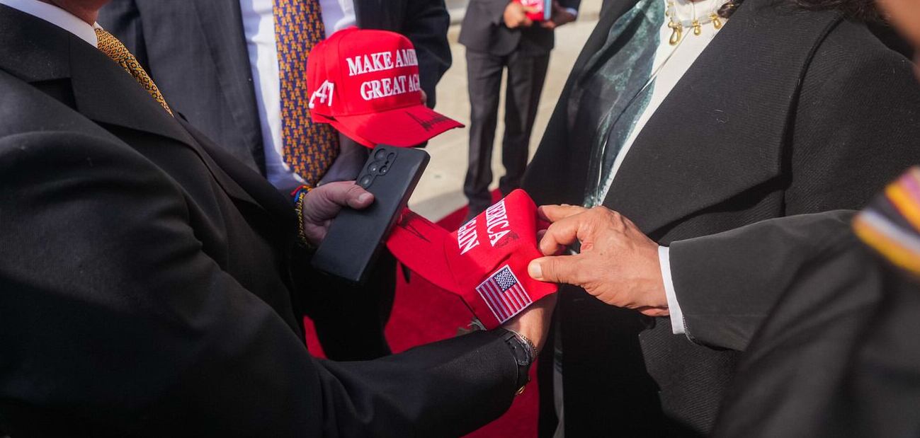 Gorra de Donald Trump con el lema "Make Americas great again".