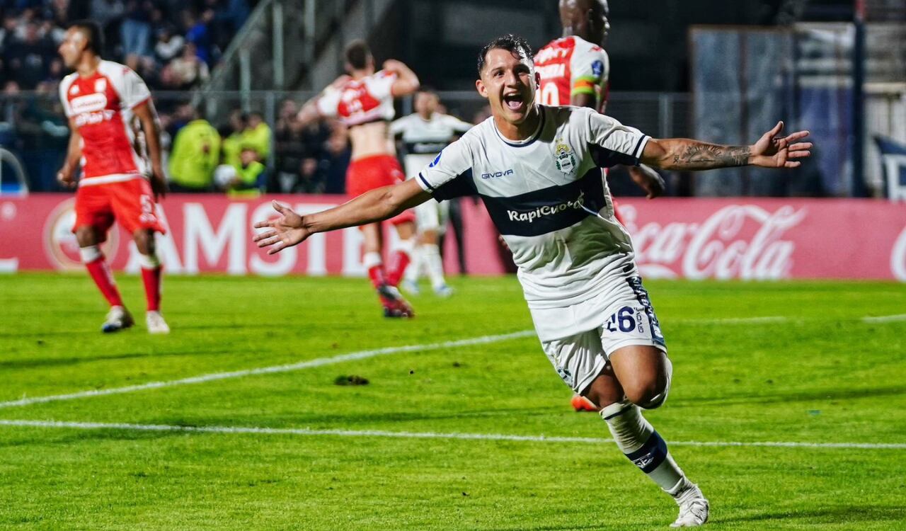 Gimnasia LP le arrebató un punto de oro a Santa Fe sobre el final.