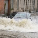 Un coche avanza por una calle anegada por el desbordamiento de un canal debido a las intensas lluvias en Newry Town, Co Down, el 1 de noviembre de 2023. (Brian Lawless/PA vía AP)