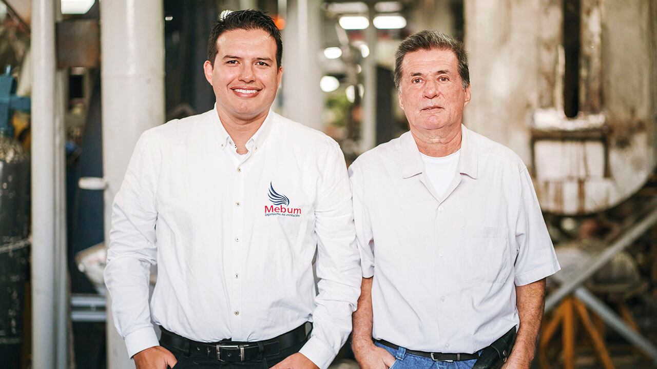 De izquierda a derecha, Hernán Darío Builes (Director de Operaciones de Mebum), Edilberto Builes (Gerente de Mebum). Con los cambios en materia laboral por la reforma y los ajustes a la jornada, se le incrementó a la empresa el costo entre 8 y 10 por ciento. “Y nadie nos aumenta el precio del tornillito”, dice Edilberto Builes.