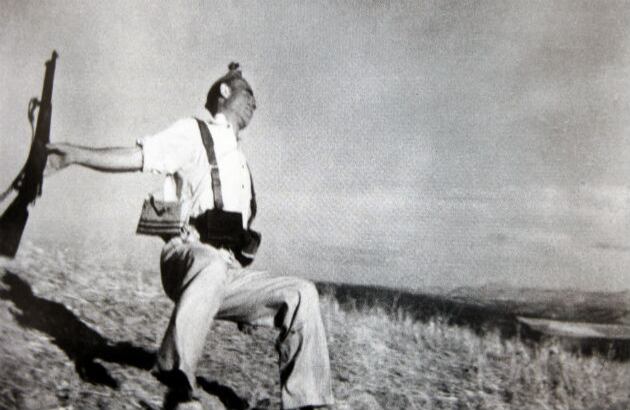 Esta foto de un miliciano recibiendo un disparo en la guerra civil española (1936) hizo famoso a Capa, quien dijo que “probablemente sea la mejor que haya tomado”. Pero ha sido muy controversial: se especula que fue un montaje.