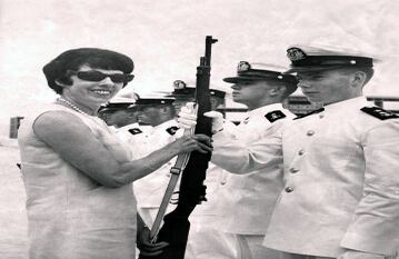 Con su madre Clemencia En la graduación de la Escuela Naval. Santos insiste en que las Fuerzas Armadas le inculcaron un gran amor por la patria y por la institución.