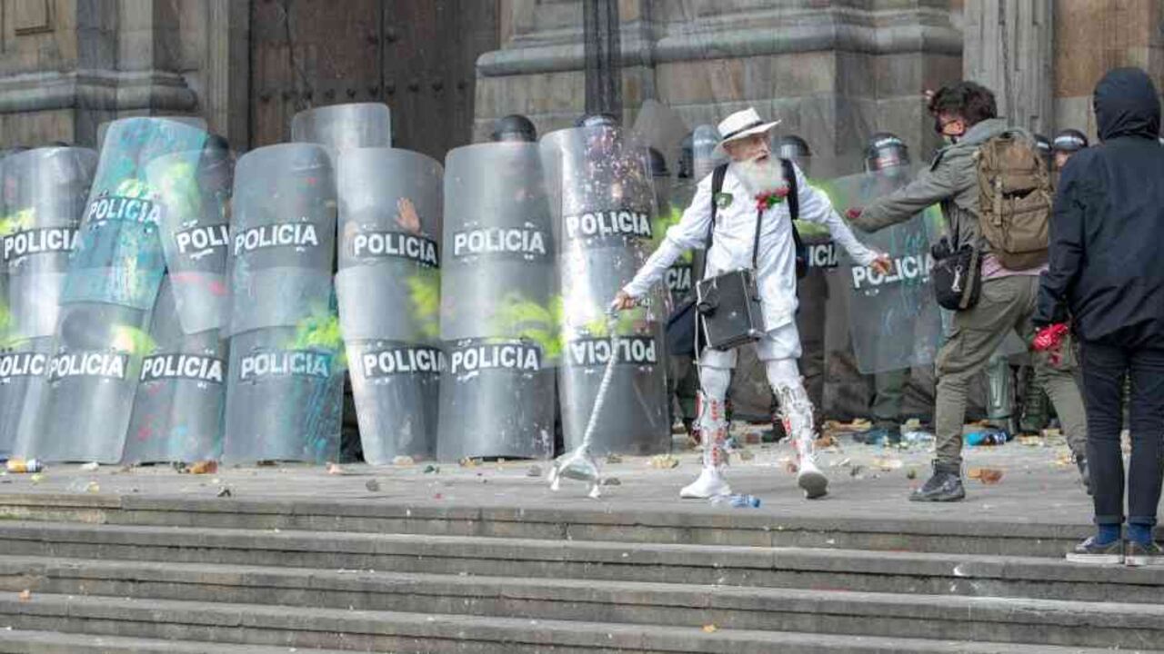 Hace 46 años también estuvo ahí para rescatar personas que pedían auxilio cuando se incendió el edificio de Avianca.