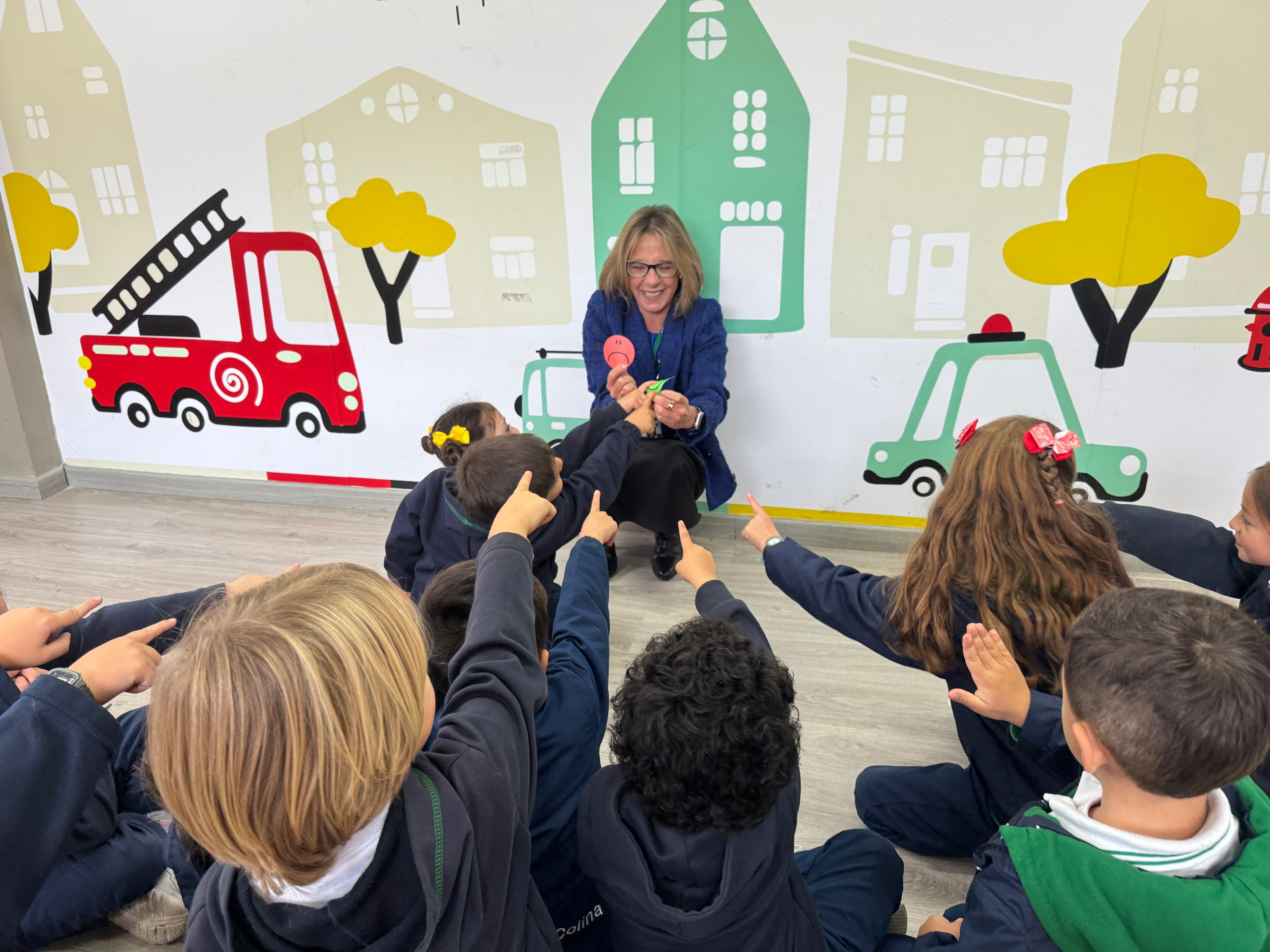 El ‘Paraíso de las Emociones’ es una estrategia para que los estudiantes, desde preescolar, exploren y gestionen sus emociones en un entorno seguro, con mesas de diálogo y actividades guiadas por psicólogos.