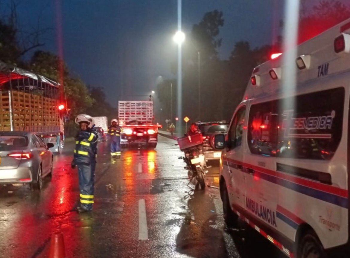 El accidente tiene bloqueada la entrada a Bogotá y hay movilidad por un solo carril.