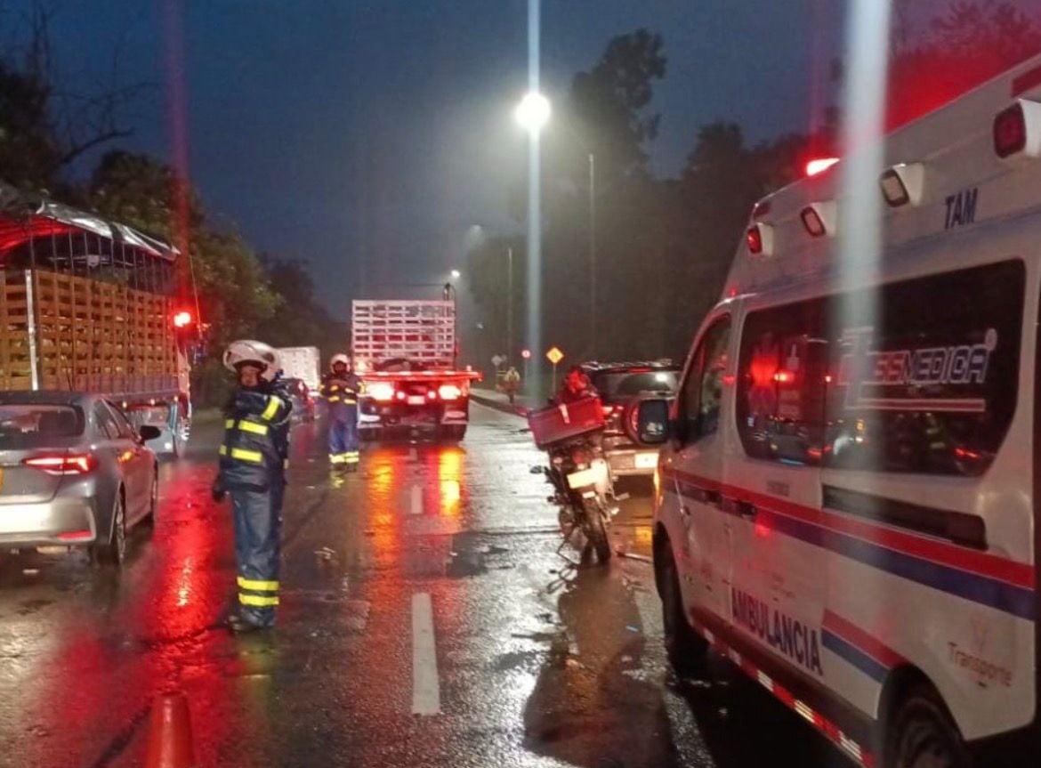 El accidente tiene bloqueada la entrada a Bogotá y hay movilidad por un solo carril.