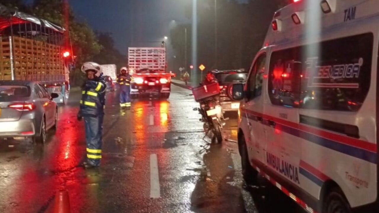 El accidente tiene bloqueada la entrada a Bogotá y hay movilidad por un solo carril.