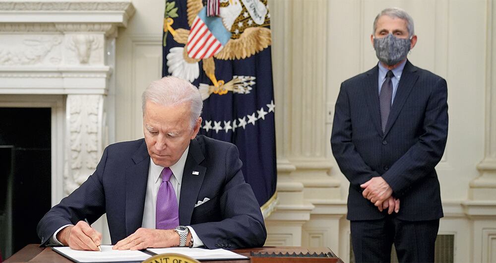  “Le he pedido a Anthony Fauci que se mantenga exactamente en el mismo papel que ha desempeñado con anteriores presidentes. También que sea mi consejero, médico jefe y parte del equipo de la covid-19”, dijo el presidente Joe Biden.