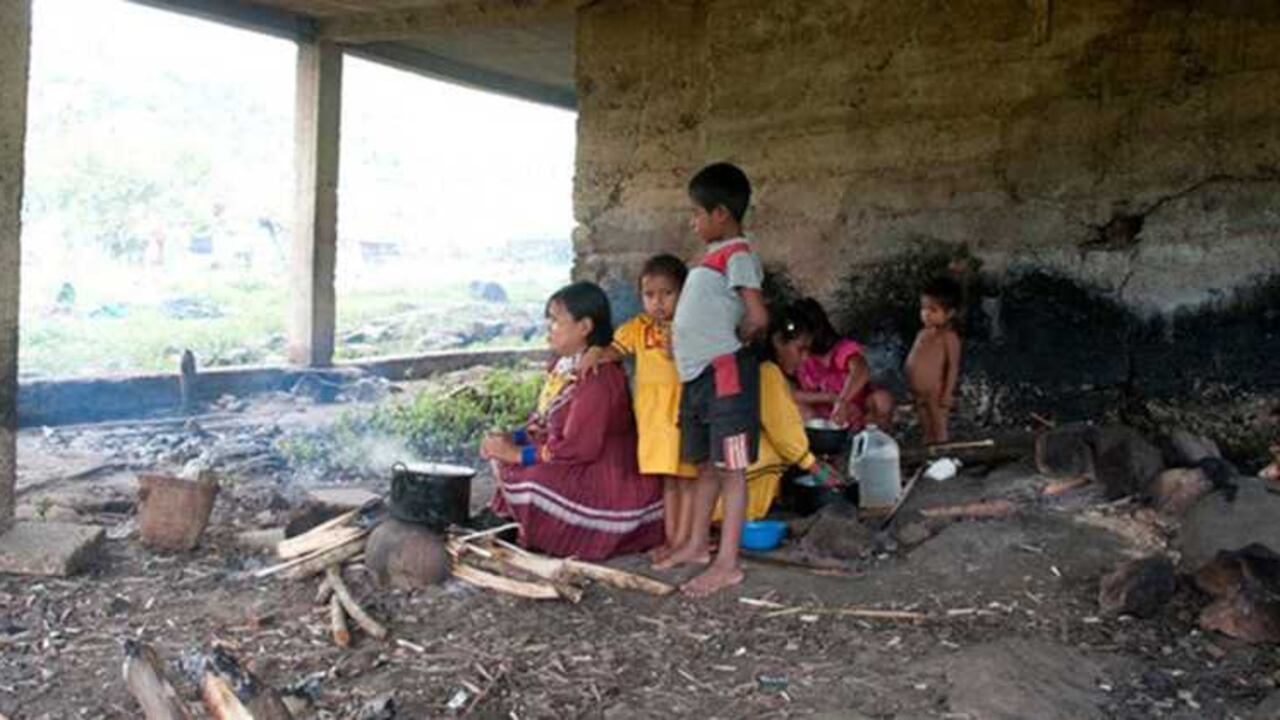 Familias indígenas acampan bajo el edificio de la escuela de Aguasal, en Alto Andágueda, tras ser objeto de desplazamiento forzado de sus hogares en 2012.