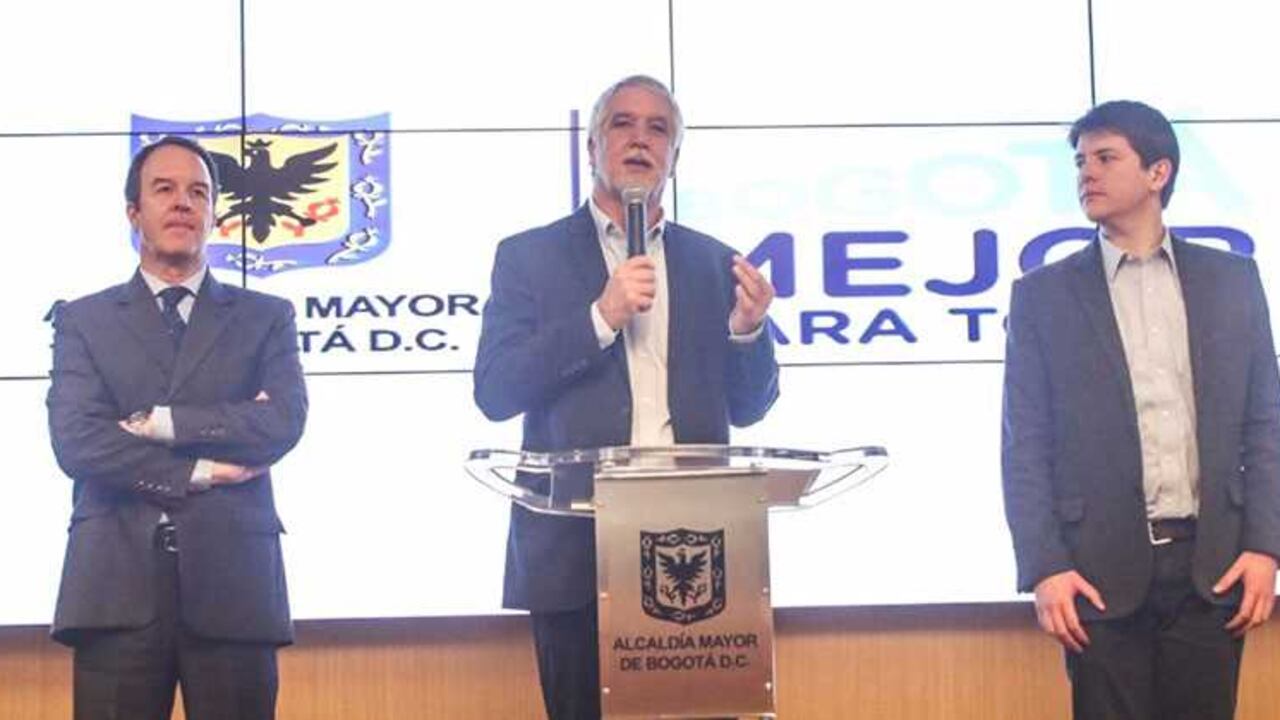 De izquierda a derecha: gerente del metro, Andrés Escobar, alcalde Enrique Peñalosa y secretario de Gobierno, Miguel Uribe.