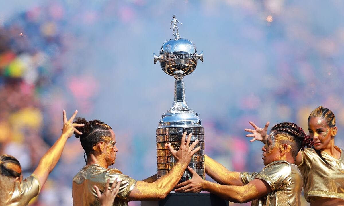 GUAYAQUIL, ECUADOR - OCTOBER 29: Performers hold the trophy during the pre.match show prior to the final of Copa CONMEBOL Libertadores 2022 between Flamengo and Athletico Paranaense at Estadio Monumental Isidro Romero Carbo on October 29, 2022 in Guayaquil, Ecuador. (Photo by Getty Images/Hector Vivas