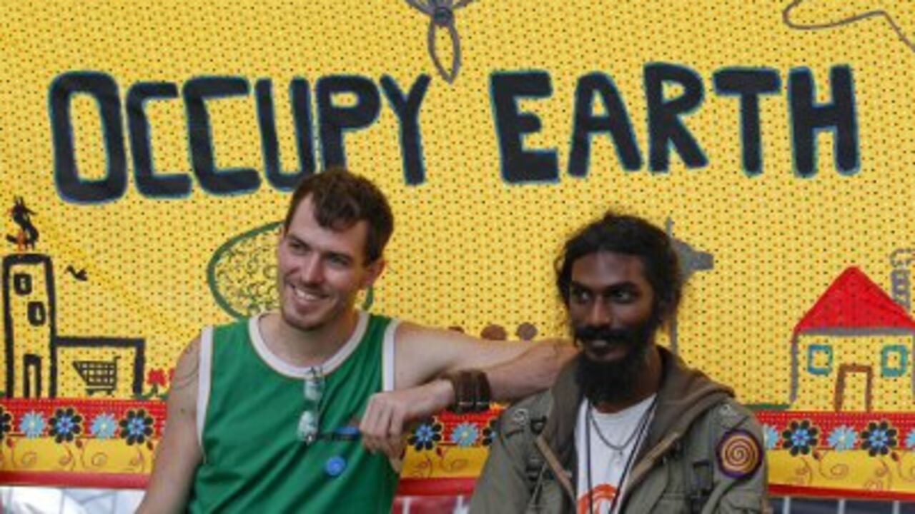 Activistas se reúnen a las puertas del Centro Internacional de Convenciones en Durban (Sudáfrica) durante la apertura de la Conferencia sobre Cambio Climático (COP17) de las Naciones Unidas.