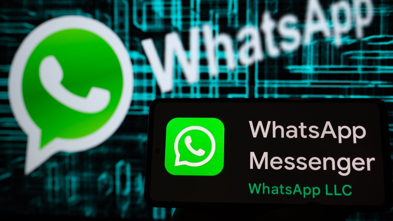 La aplicación móvil de WhatsApp se muestra en el teléfono con WhatsApp en la pantalla en esta ilustración fotográfica. El 26 de enero de 2023 en Bruselas, Bélgica.
