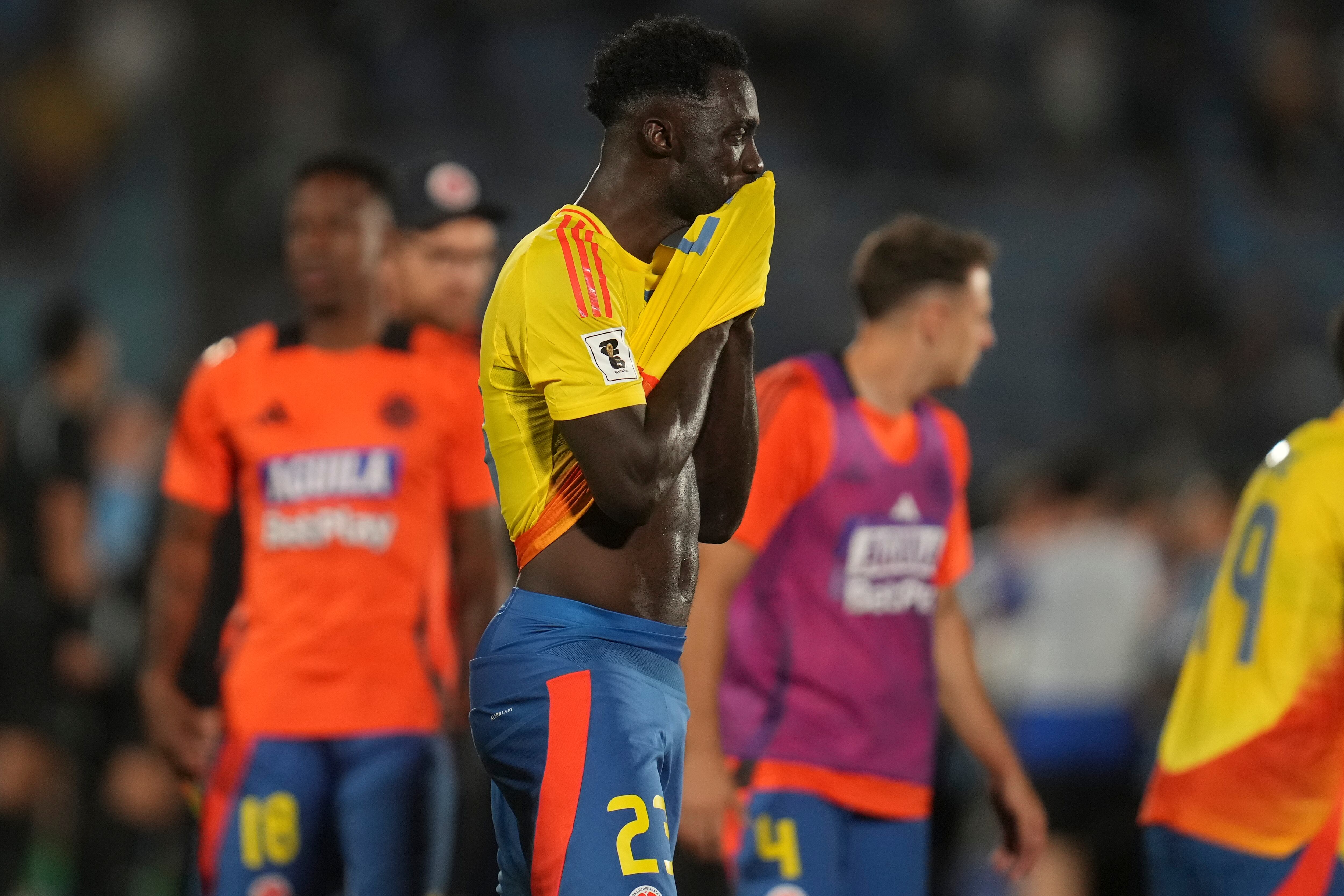 El colombiano Davinson Sánchez reacciona tras perder un partido de clasificación al Mundial de 2026 ante Uruguay en Montevideo, Uruguay, el viernes 15 de noviembre de 2024. (Foto AP/Matilde Campodonico)