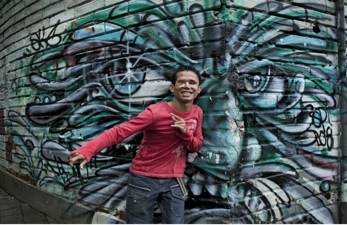 RAMIRO: Ramiro Mazo canta y compone canciones de rap. Tiene 22 años y perdió la visión en el 2011, en la vereda La Flecha, en el municipio de Ituango, Antioquia, en compañía de varios perros que cazaban las guaguas que se comían los cultivos de maíz de la finca en la que vivía desde pequeño. Sus padres murieron en manos de la guerrilla cuando era muy pequeño y fue recogido por una familia que le brindó techo y comida a cambio de su trabajo en el campo. El 31 de Enero, a las 9:00 a. m., uno de los perros pisó una mina que afectó a Ramiro en la parte derecha de su cabeza y las piernas. Como consecuencia de la explosión perdió el ojo derecho y la visión del izquierdo. Además, su cráneo tuvo que ser reconstruido. Un mes después del accidente y tras cinco cirugías, despertó en un hospital de Medellín. Ramiro, que estudió hasta sexto grado, quiere ser abogado y  aprender sistemas para acompañar su música con sonidos electrónicos. Como no puede escribir sus canciones, se las sabe todas de memoria, con ritmos y melodías distintas. Hoy vive en Medellín compartiendo un cuarto de pensión con su amigo Omar, un curtido taxista que lo acogió bajo su cuidado cuando Ramiro fue abandonado al negarse a que su familia adoptiva administrara los auxilios que recibía del gobierno, porque ellos no le suministraban los medicamentos ni los insumos básicos.