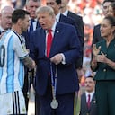 Lionel Messi recibe su medalla de subcampeón del mundo.