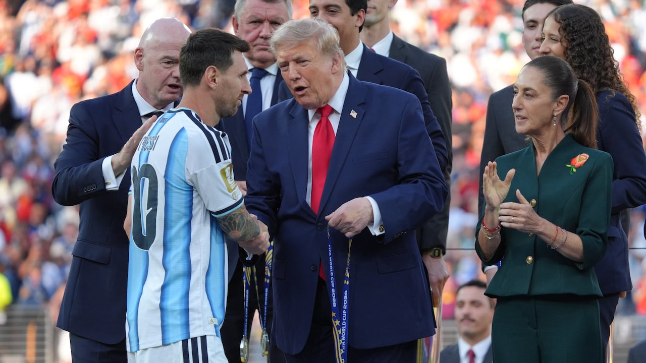 Lionel Messi recibe su medalla de subcampeón del mundo.