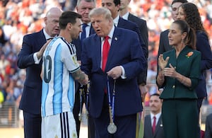 Lionel Messi recibe su medalla de subcampeón del mundo.