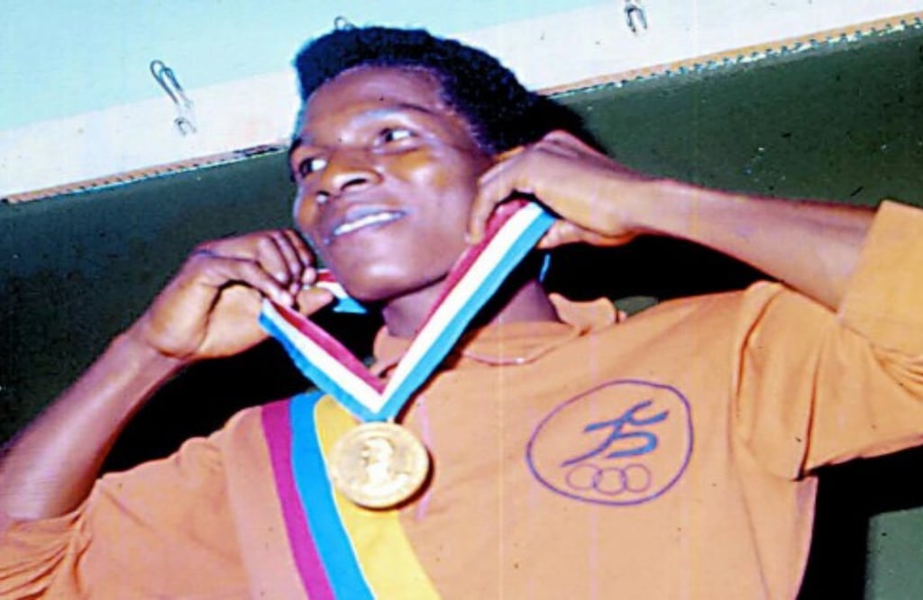 En Roma 1960 y Tokio 1964 el esgrimista Emilio Echeverry fue el abanderado. Cuatro años más tarde en México, el nadador Ricardo González fue el encargado. Pero fue solo hasta Münich 1972 que un boxeador llevó la bandera tricolor. Se trató del cartagenero Alfonso Pérez, quien fue uno de los tres deportistas en alcanzar las primeras medallas para el país en las justas deportivas. Foto: Archivo Particular