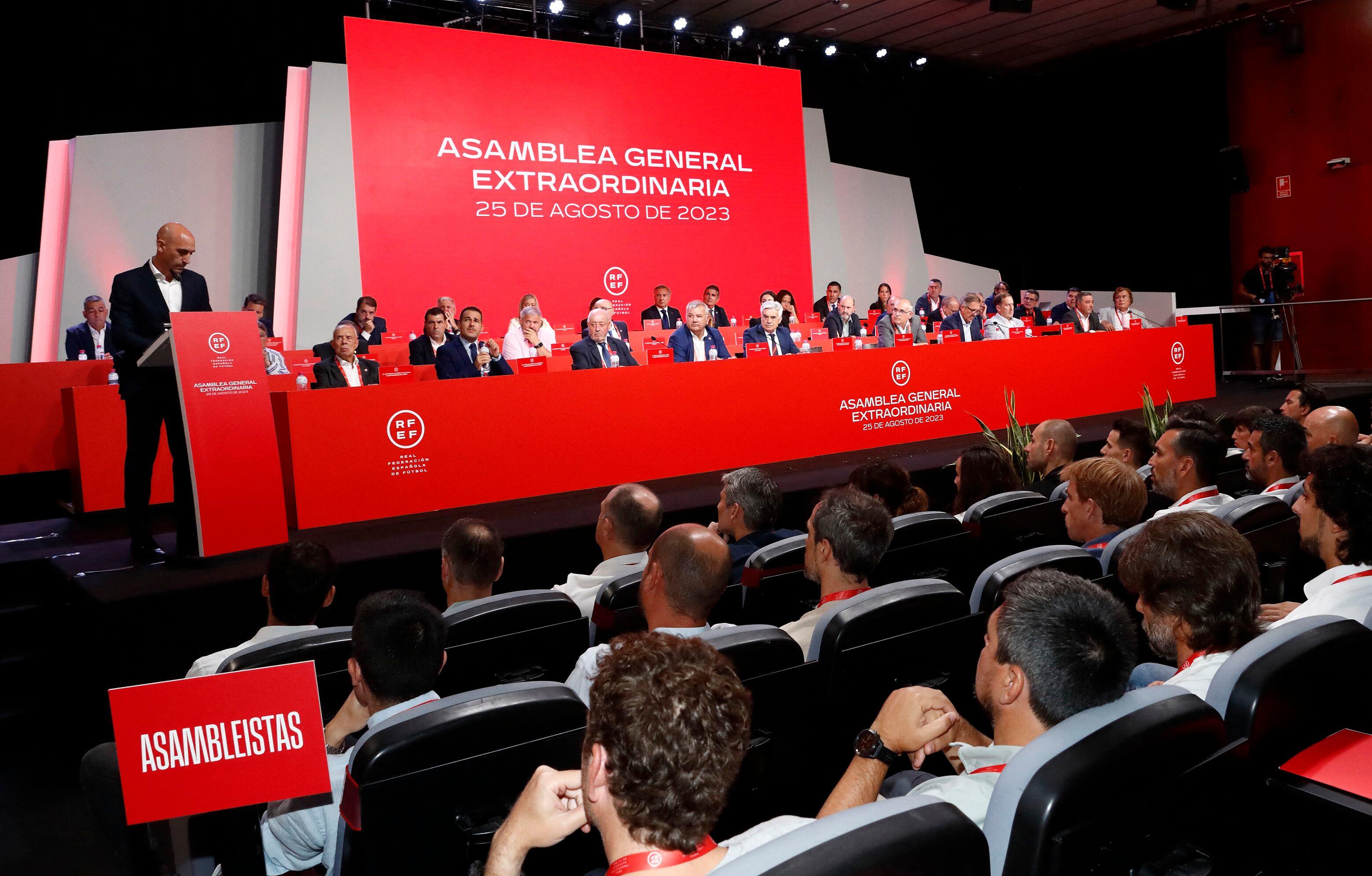 Imágenes de la asamblea que llevó a cabo hoy la RFEF para abordar el tema de Luis Rubiales