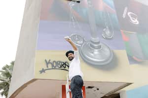 El muralista Kobra pasó por Montería, donde dejó su primera obra en Colombia, un homenaje al científico Elías Bechara Zainúm (1920-2013) y a la educadora Saray Castilla de Bechara (1929-2018), pareja que en la educación de la gente vio una prioridad y una oportunidad de construir paz. Fundaron la Universidad del Sinú hace 50 años.