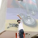 El muralista Kobra pasó por Montería, donde dejó su primera obra en Colombia, un homenaje al científico Elías Bechara Zainúm (1920-2013) y a la educadora Saray Castilla de Bechara (1929-2018), pareja que en la educación de la gente vio una prioridad y una oportunidad de construir paz. Fundaron la Universidad del Sinú hace 50 años.