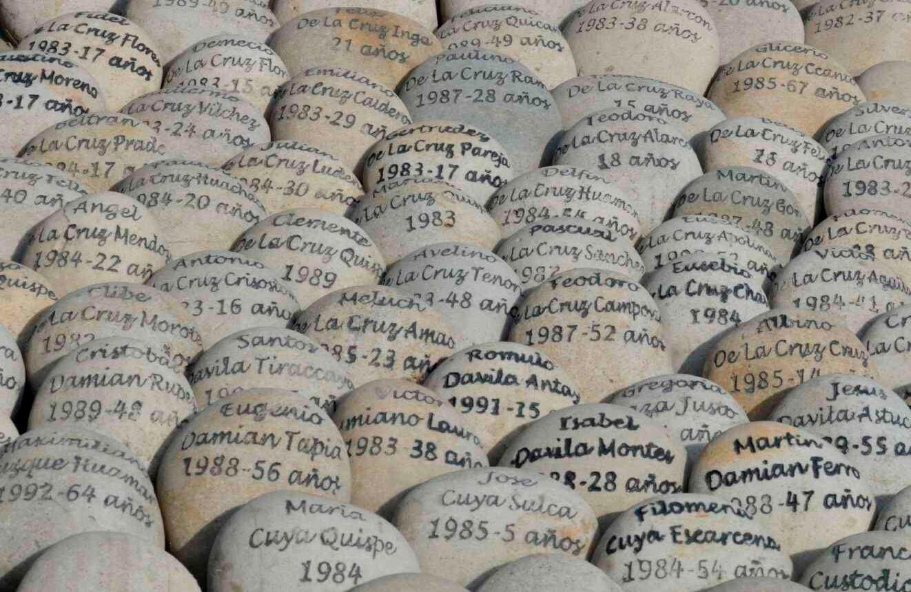 Vea los nombres de las víctimas de la violencia entre 1980 y 2000, en el monumento "Eye that Cries", en Lima, el 2 de febrero de 2018. El viernes se realizó una audiencia en la Corte Interamericana de Derechos Humanos en San José, Costa Rica, para fallar el perdón humanitario del ex presidente peruano (1990-2000) Alberto Fijimori, quien cumplía una sentencia de 25 años. por el presidente peruano Pedro Pablo Kuczynski. / AFP PHOTO / CRIS BOURONCLE 