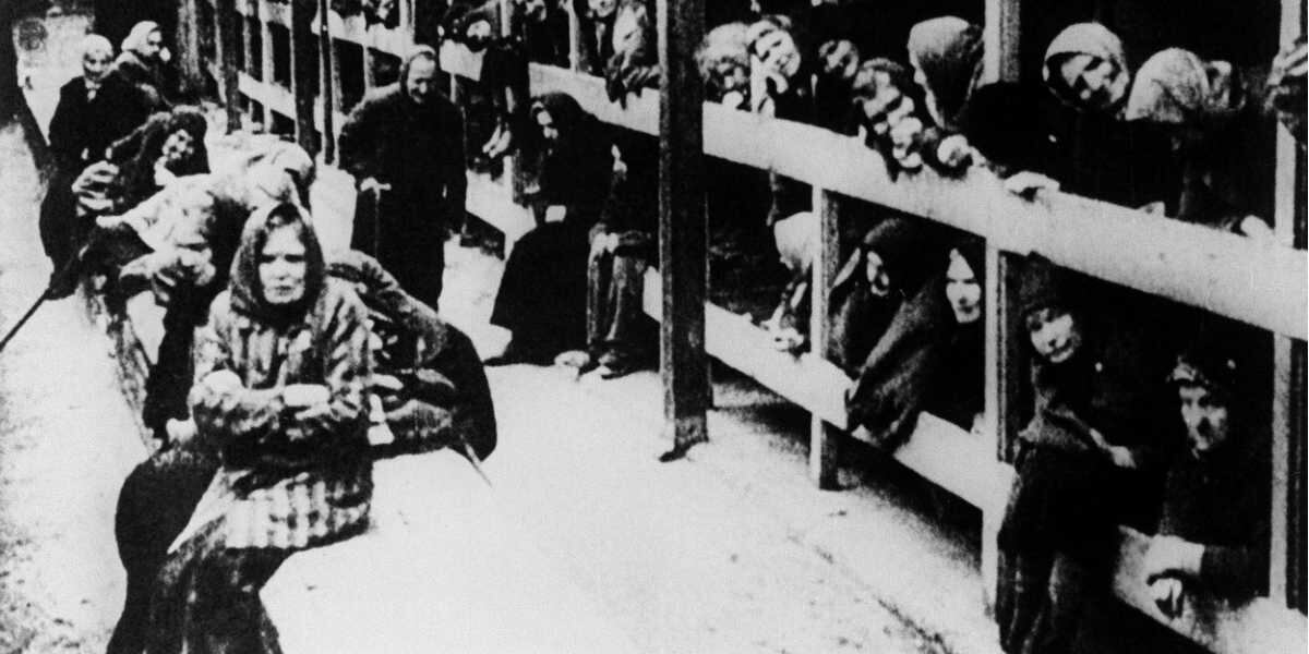 Esta mujer fue retratada el día en que los soviéticos liberaron el campo de concentración de Auschwitz. Foto: AFP.