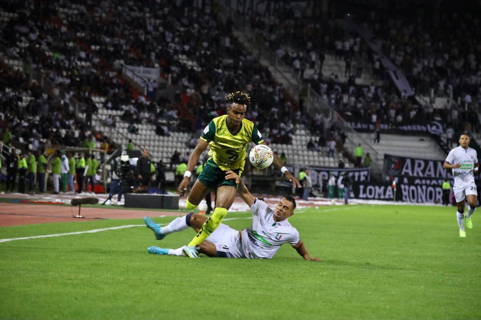 Faber gil del Huila ante Marlon Piedrahita del caldas.